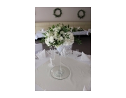 Bílá svatební výzdoba realizovaná Mr. & Mrs. Svatební květiny - dekorace
