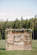 Dřevěná zástěna za novomanžele