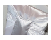 Saténové univerzální potahy v bílé barvě a stříbrné saténové stuhy, svatba 25.4.2015